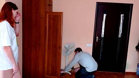 Рыжеволосая шлюха изменяет бойфренду прямо возле него