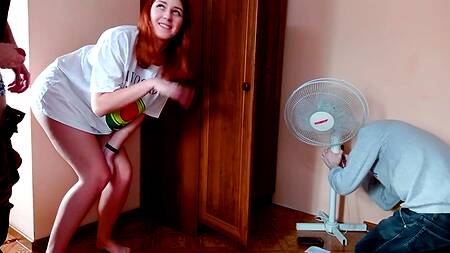 Рыжеволосая шлюха изменяет бойфренду прямо возле него