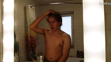 Молодой пацан пялит в анал няшную парикмахершу с классными дойками