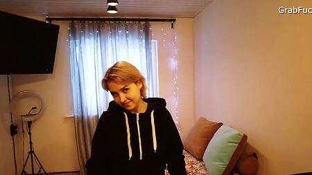 Молодой пацан пялит в анал няшную парикмахершу с классными дойками