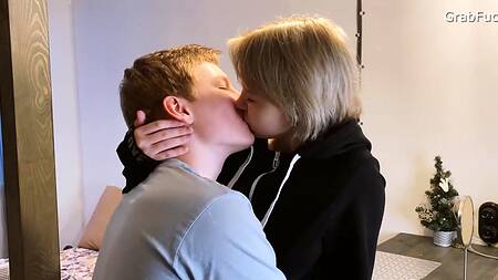 Молодой пацан пялит в анал няшную парикмахершу с классными дойками