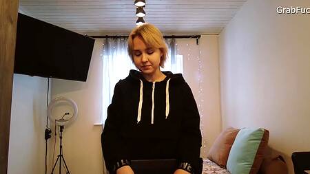 Молодой пацан пялит в анал няшную парикмахершу с классными дойками