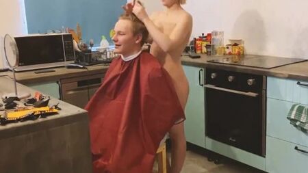 Молодой пацан пялит в анал няшную парикмахершу с классными дойками