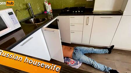 Сантехник оприходовал хорошенькую телочку и мощно кончил ей в рот