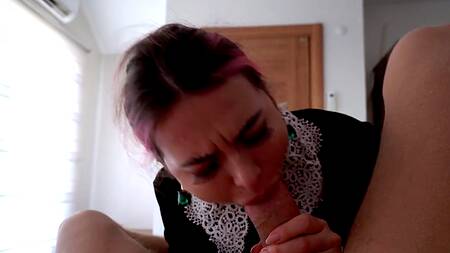 Красивая сучка доставляет оральное удовольствие мускулистому парню