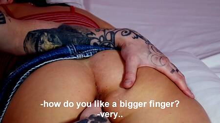 Засунул палец девушке в жопу и подготовил к анальному сексу