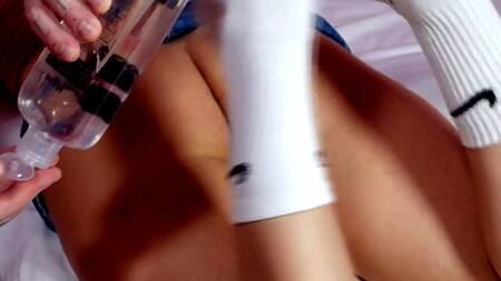 Засунул палец девушке в жопу и подготовил к анальному сексу