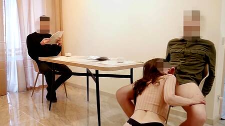 Чувак пялит сучку на глазах ее бойфренда которому нравиться смотреть