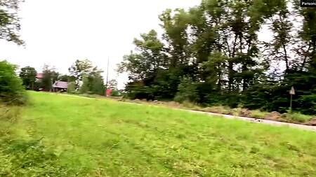 Русская куколка строчит в парке минет парню от первого лица