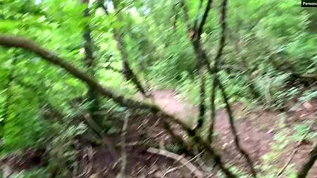 Русская куколка строчит в парке минет парню от первого лица