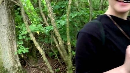 Русская куколка строчит в парке минет парню от первого лица
