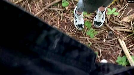 Русская куколка строчит в парке минет парню от первого лица