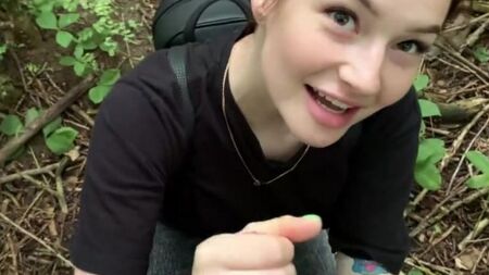 Русская куколка строчит в парке минет парню от первого лица