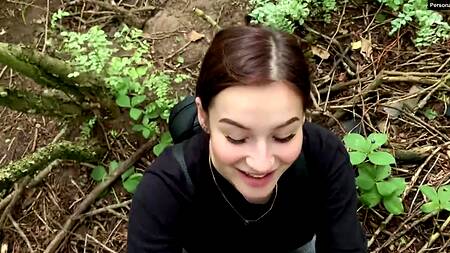 Русская куколка строчит в парке минет парню от первого лица