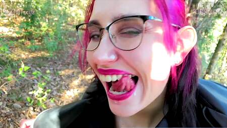 Запикапил и выебал днем в парке русскую неформалку в чулках