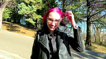 Запикапил и выебал днем в парке русскую неформалку в чулках