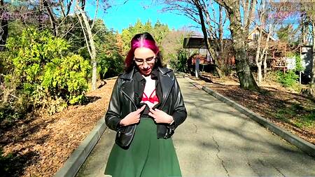 Запикапил и выебал днем в парке русскую неформалку в чулках