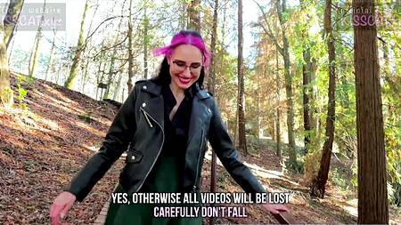 Запикапил и выебал днем в парке русскую неформалку в чулках