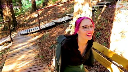 Запикапил и выебал днем в парке русскую неформалку в чулках