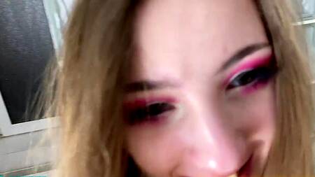 Хуястый кобель снимает от первого лица как дрючит худенькую молодуху