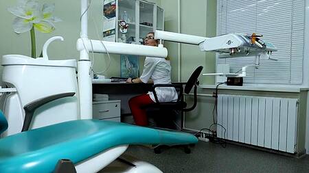 Девушка гинеколог строчит глубокий минет пациенту в рабочем кабинете