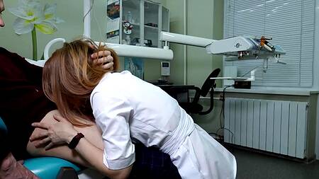 Девушка гинеколог строчит глубокий минет пациенту в рабочем кабинете