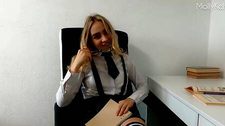 Русский пацан развел на секс молодую девушку с коротенькой юбке