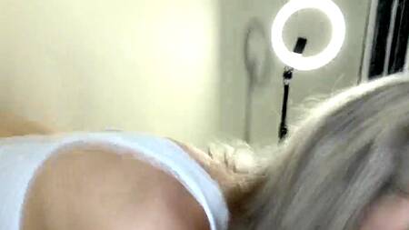 Жеребец пердолит наклонившуюся раком миловидную блондинку