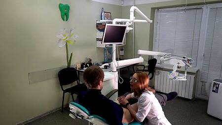 Русский пациент вертит на хую врачиху в ее рабочем кабинете