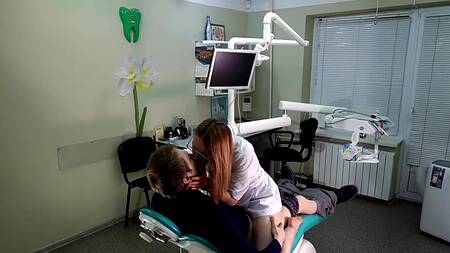 Русский пациент вертит на хую врачиху в ее рабочем кабинете