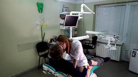 Русский пациент вертит на хую врачиху в ее рабочем кабинете