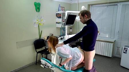 Русский пациент вертит на хую врачиху в ее рабочем кабинете