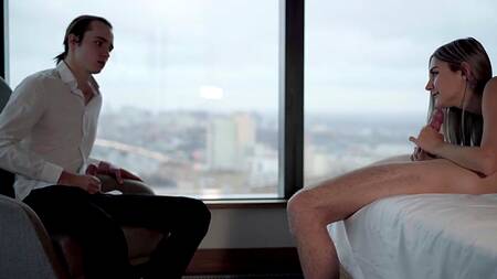 Русская краля получает оргазмы от действий опытного в сексе ловеласа