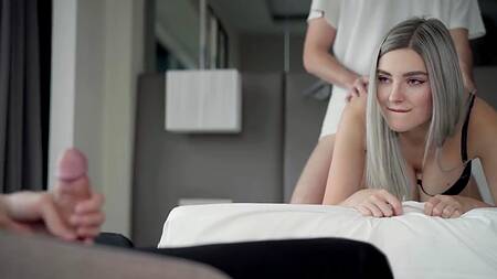 Русская краля получает оргазмы от действий опытного в сексе ловеласа