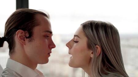 Русская краля получает оргазмы от действий опытного в сексе ловеласа