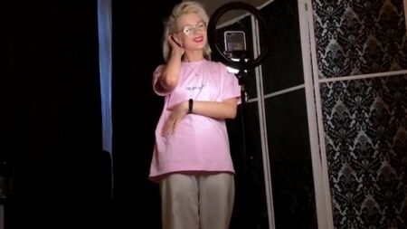 Снял от первого лица как трахнул блондинку и мощно кончил ей на живот