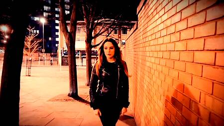 Горячая брюнетка оседлала очком мощный фаллос мускулистого пихаря