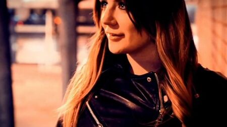 Горячая брюнетка оседлала очком мощный фаллос мускулистого пихаря