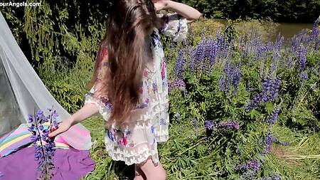 Незабываемая эротика на природе с привлекательной стройной девушкой