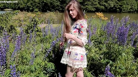 Незабываемая эротика на природе с привлекательной стройной девушкой