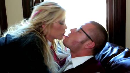 Два препода пялят во все щели молодую студентку посреди класса