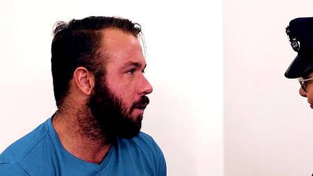 Полицейская запрещает мужику дрочить