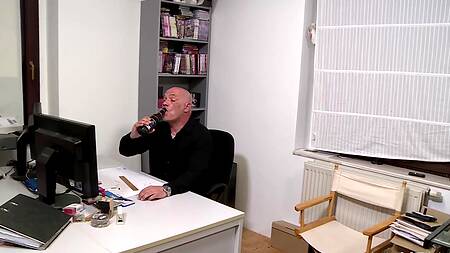 Старых хрыч ебет загорелую молодуху в чулках на стройных ножках