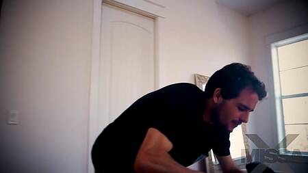 Сногсшибательная милфа соблазнила молодого самца заняться сексом