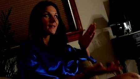 Горячая милфа проснулась с членом во рту похотливого родственника