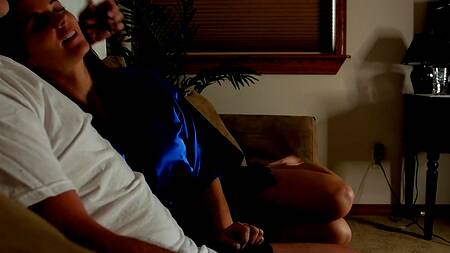 Горячая милфа проснулась с членом во рту похотливого родственника