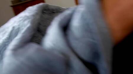 Красивая мамочка подрочила сыну и дала войти в себя сзади