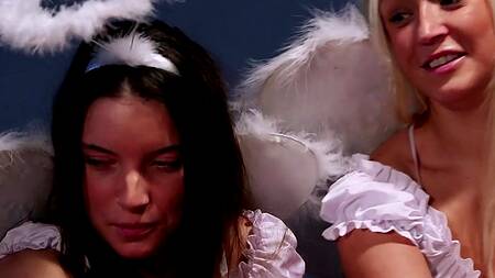 Девушки ангелы берут за щеку огромный фаллос кайфующего мужика