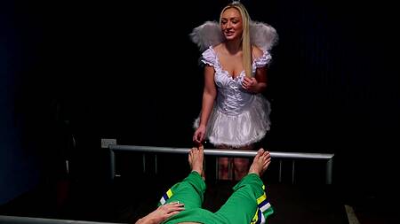 Девушки ангелы берут за щеку огромный фаллос кайфующего мужика