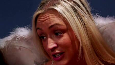 Девушки ангелы берут за щеку огромный фаллос кайфующего мужика